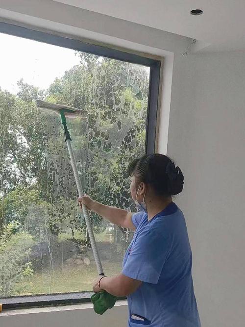 开荒保洁是否包含玻璃清洗？专业保洁服务范围深度解析