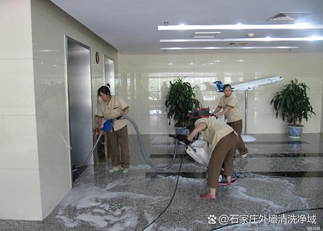 专业保洁服务 玻璃清洁与拖地作业在工厂卫生间日常保洁中的关键作用